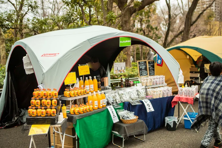 雑貨や食品が並ぶマルシェの出店風景