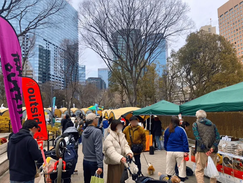 イベント会場に並ぶマルシェの複数ブース