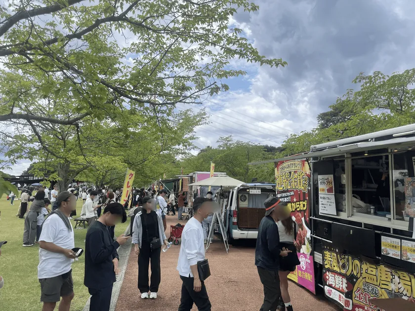 屋外イベント会場に出店するキッチンカー