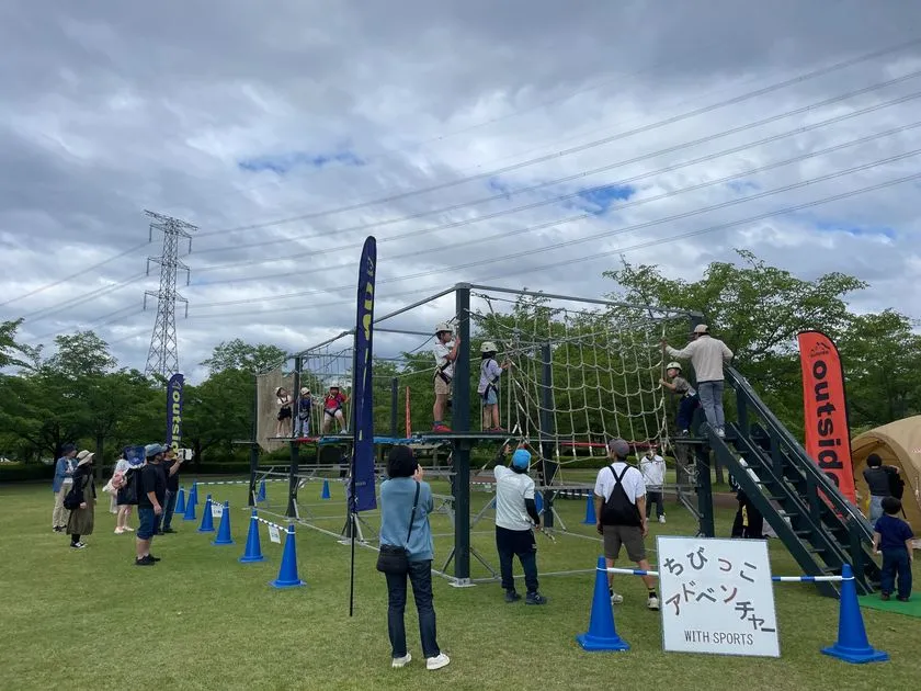 ちびっこアドベンチャーの遊具で子どもが挑戦する様子