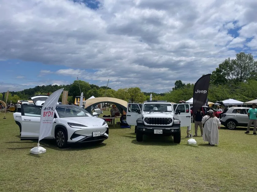 アウトドア仕様の車両が並ぶ展示エリア