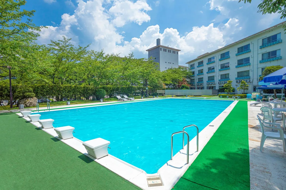 Premium 山中グランドホテルの外観とプールエリア