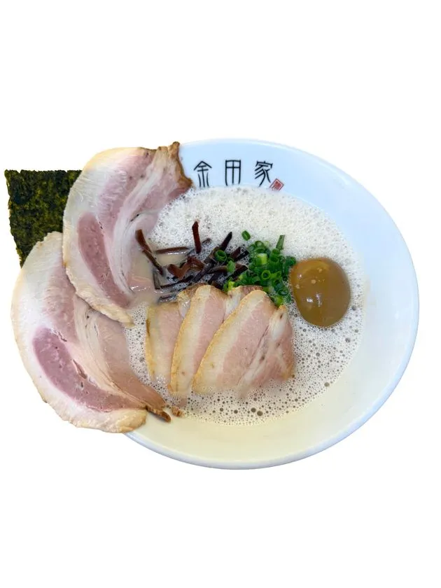 金田家のロゴ入り白丼に盛られた博多豚骨ラーメン。厚切りチャーシュー3枚・海苔・きくらげ・ねぎ・たれ玉が乗り、白濁したとんこつスープが全体を覆う