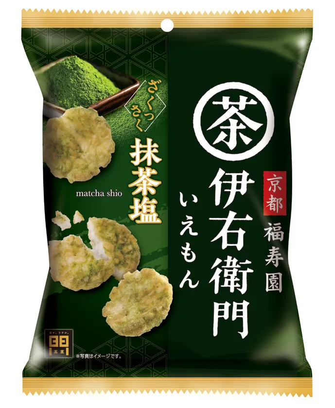 伊右衛門 抹茶塩の緑色パッケージ正面ショット。ざくさく食感の揚げせんべいと抹茶パウダーをあしらったビジュアル、京都福寿園ロゴと商品名が明記されている