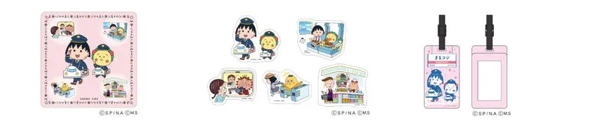 ちびまる子ちゃんとコジコジのコラボグッズ3種類：左から駅員姿のキャラクターを描いたピンク地のハンカチ、電車内・食堂車・駅構内シーンを描いたアクリルステッカー5枚セット、まる子とコジコジのイラスト入りピンクのパスケース2枚