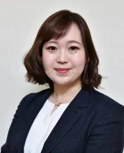 紺のジャケットと白シャツを着た女性のプロフィール写真。ボブヘアで白背景、報告会の登壇者または担当者の顔写真と思われる