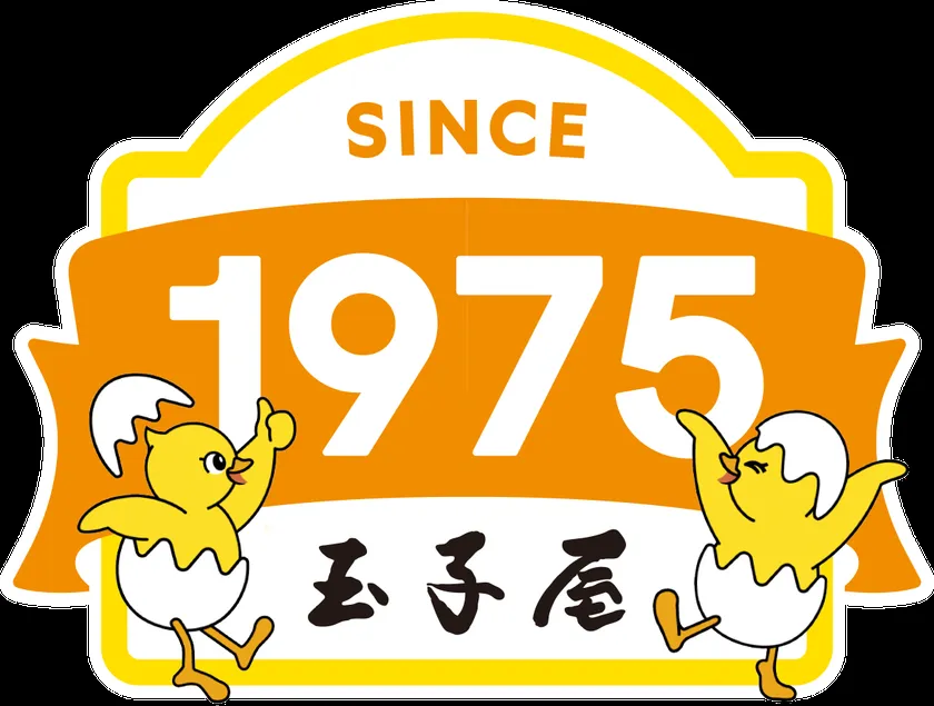 玉子屋の企業ロゴマーク。1975年創業を示すSINCE表記とひよこキャラクター2体がオレンジ色のリボン型バッジにデザインされたブランドロゴ
