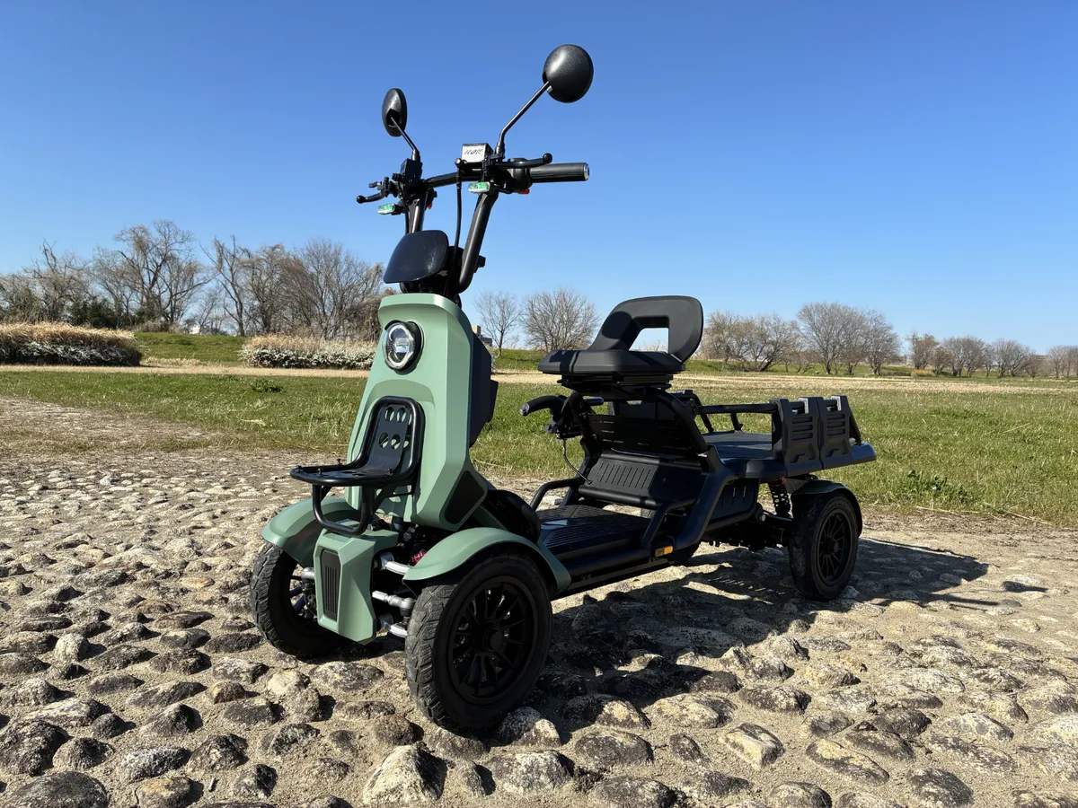 BLAZE e-CARGO の荷台を含む車体全景