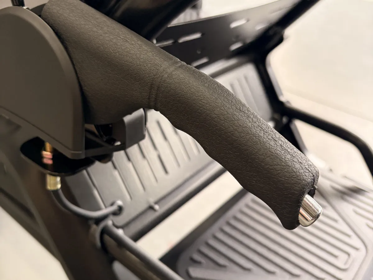 サイドブレーキで車体をロック