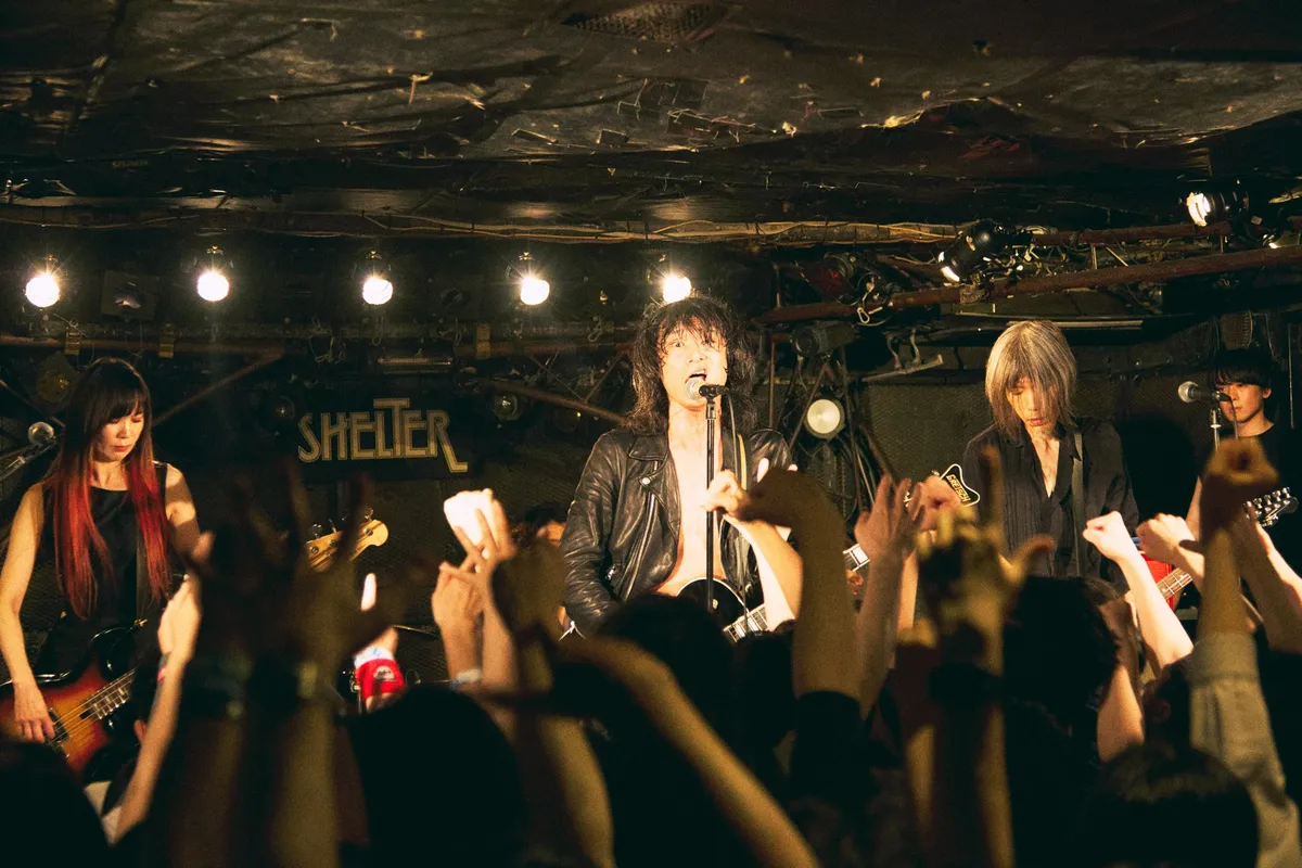 下北沢SHELTERのステージに立つa flood of circleのメンバー