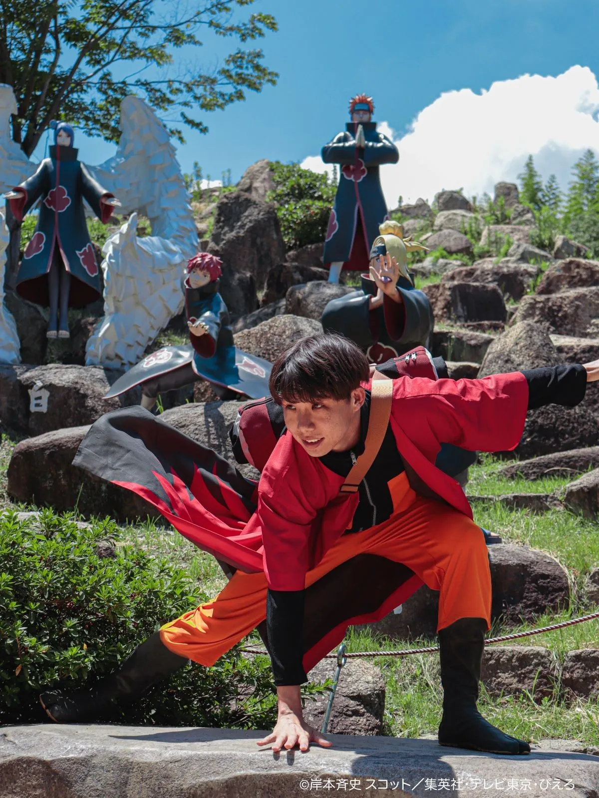 NARUTO＆BORUTO 忍里のアトラクションエリアでナルト仙人モードマントを身に着けた様子