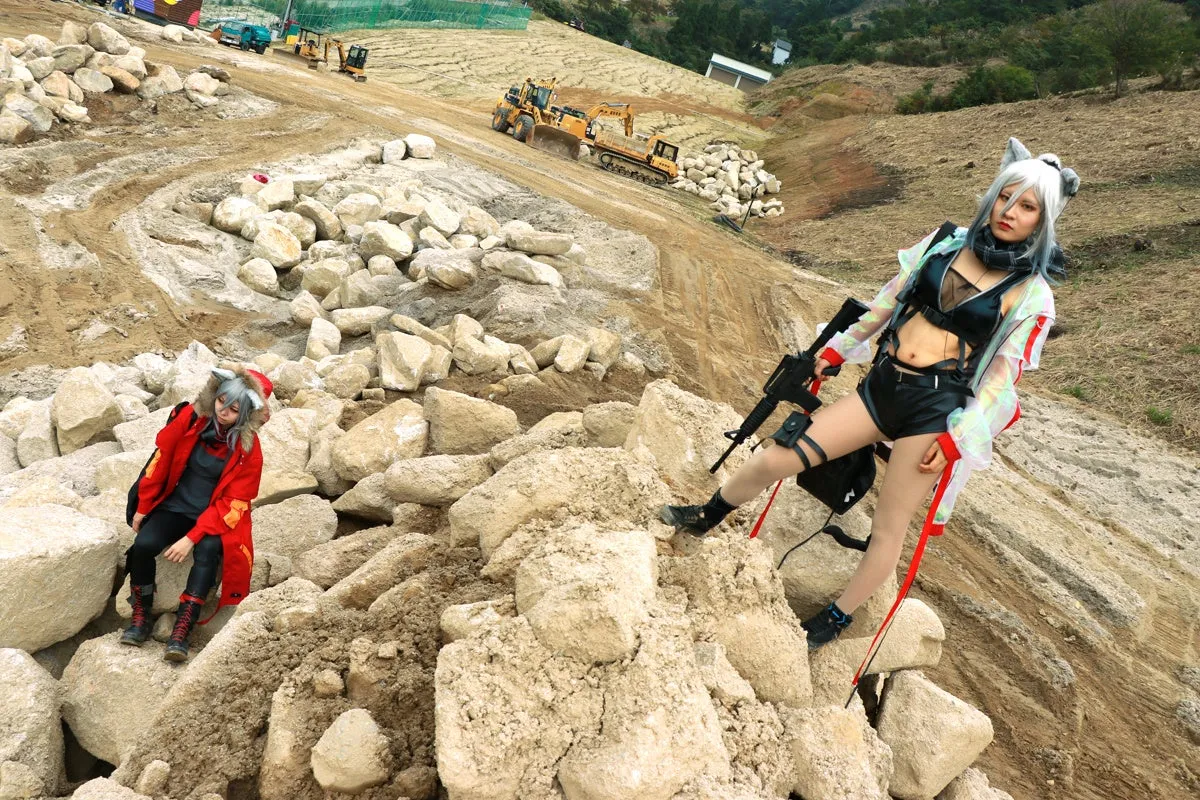 刀剣乱舞キャラクターの青い和装コスプレイヤーが滝と苔むした岩場を背景にポーズをとるアウトドアロケ撮影カット
