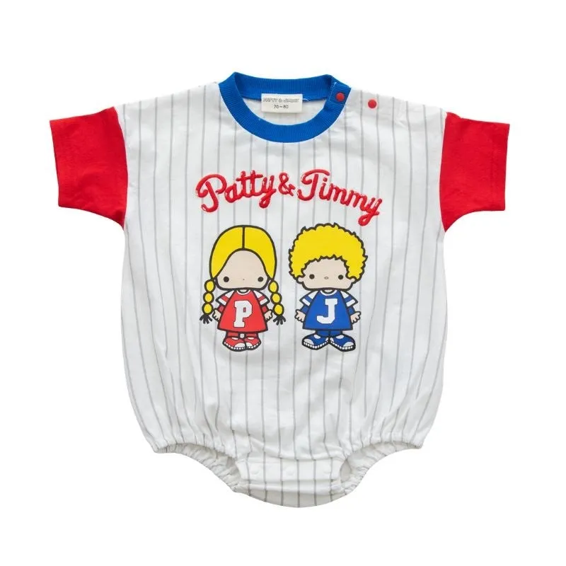 Patty&amp;Jimmyプリントの白地ストライプ半袖ボディスーツ、青いネックライン・赤い袖口・前面に2キャラクターのカラープリントとロゴ文字・股スナップボタン付き
