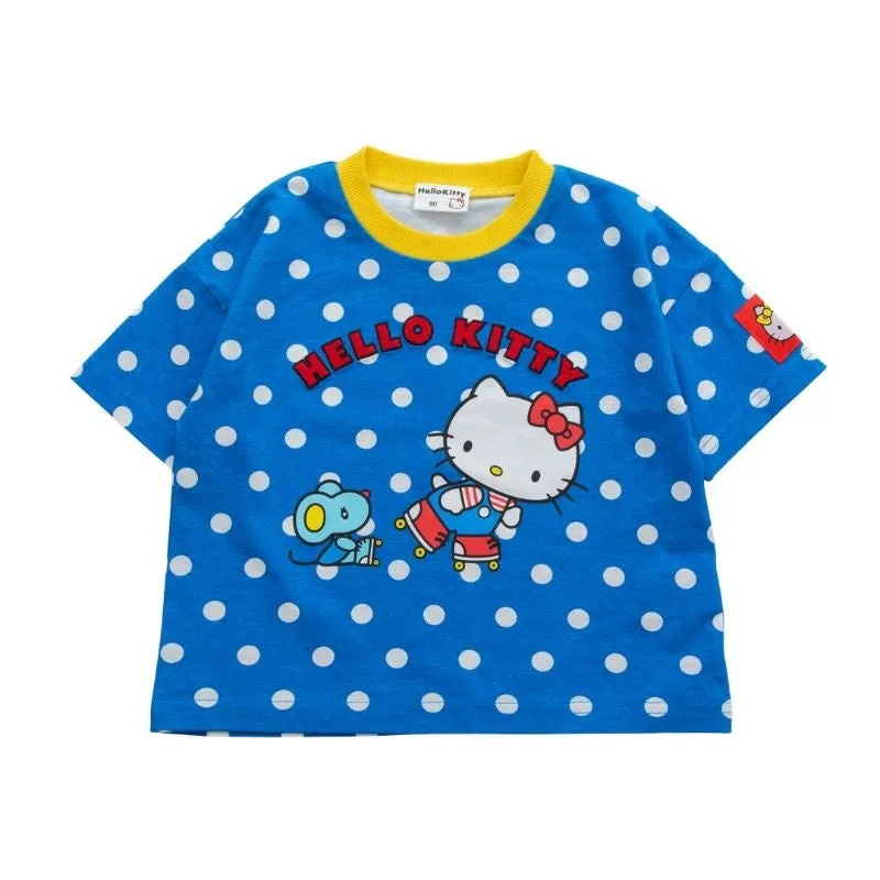 ハローキティがローラースケートをするプリントの子ども用半袖Tシャツ。青地に白ドット柄・黄色リブ衿、サイズタグ90表記で単品商品ショット。