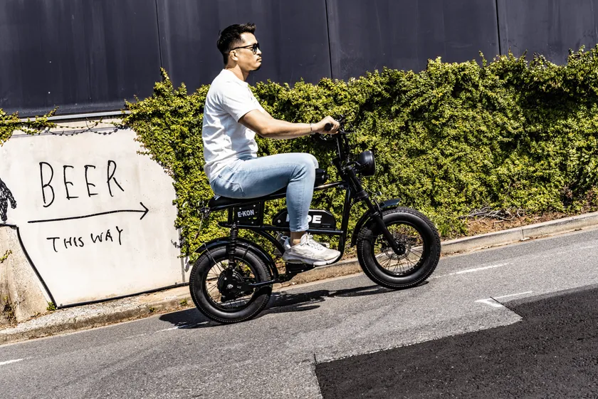 坂道を走るE-KON RIDEの使用イメージ
