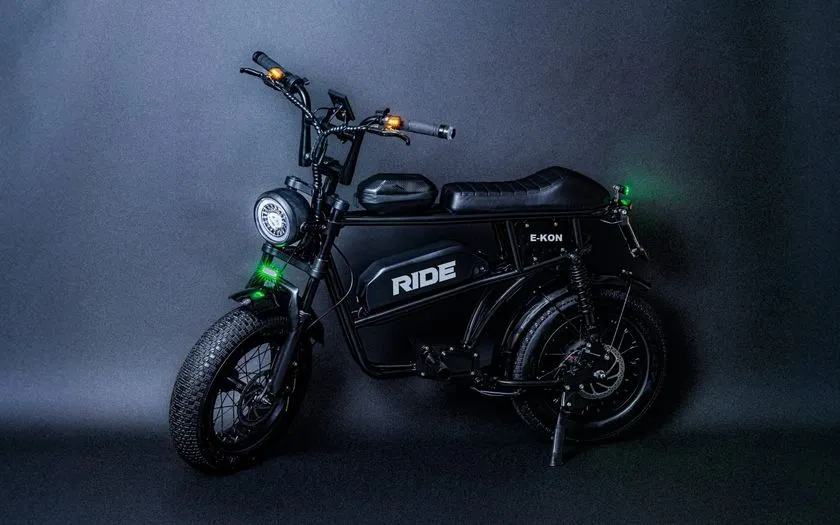 黒一色で統一されたE-KON RIDEのブラックシート仕様
