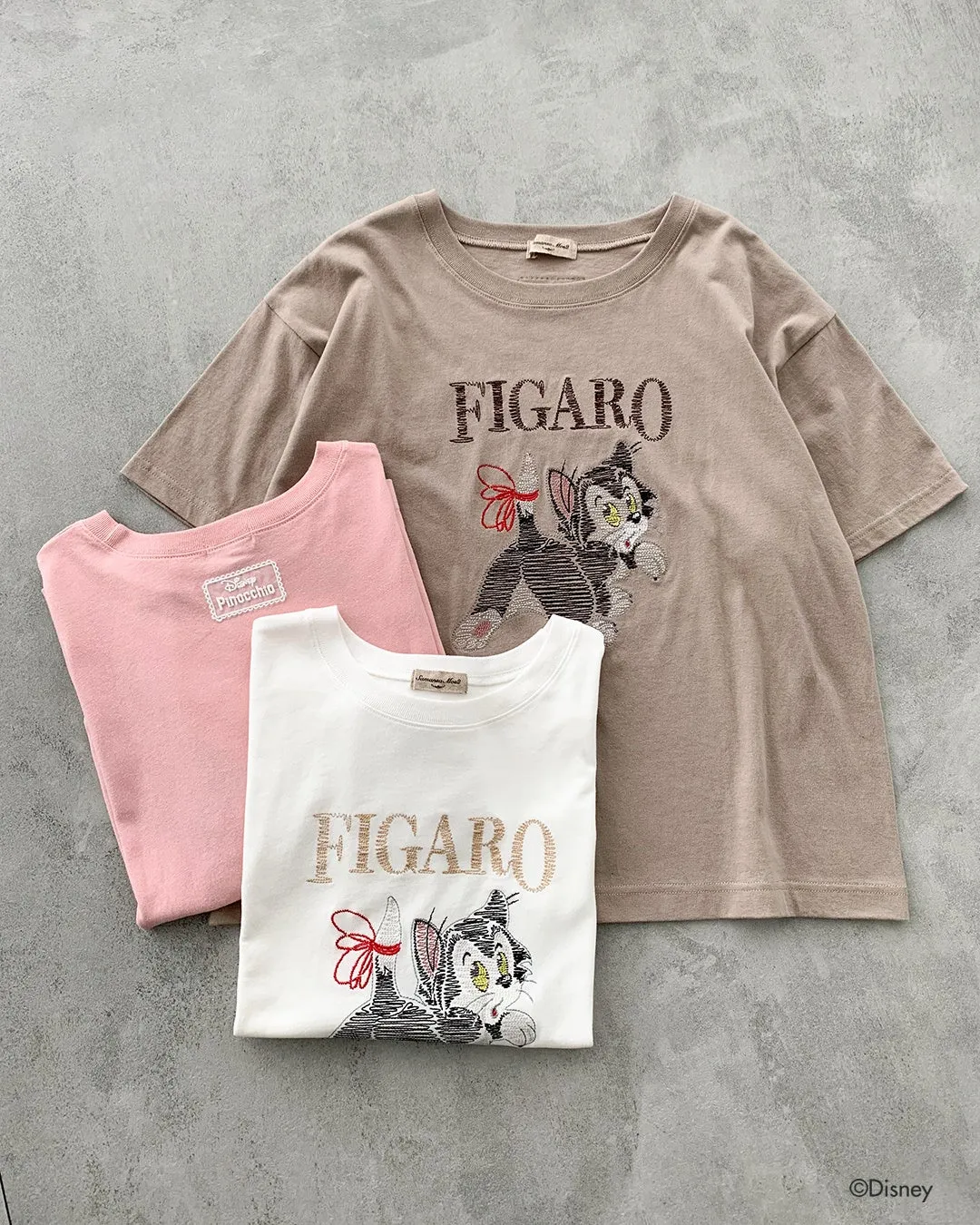 黒猫フィガロのグラフィックプリントが入ったFIGARO半袖Tシャツ3色（ベージュ・ピンク・ホワイト）を重ねて並べた商品ショット