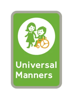 ユニバーサルマナーの資格・認定を示す緑地の公式ロゴマーク。車いすの人物とサポートする人物のイラストが中央に描かれ、「Universal Manners」の文字が入った縦長カード型デザイン