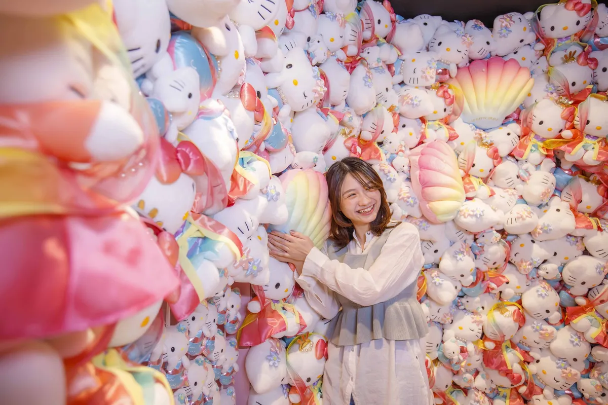 HELLO KITTY SMILEのOTOHIME ROOMで乙姫・人魚姿のハローキティのぬいぐるみに囲まれたフォトスポット