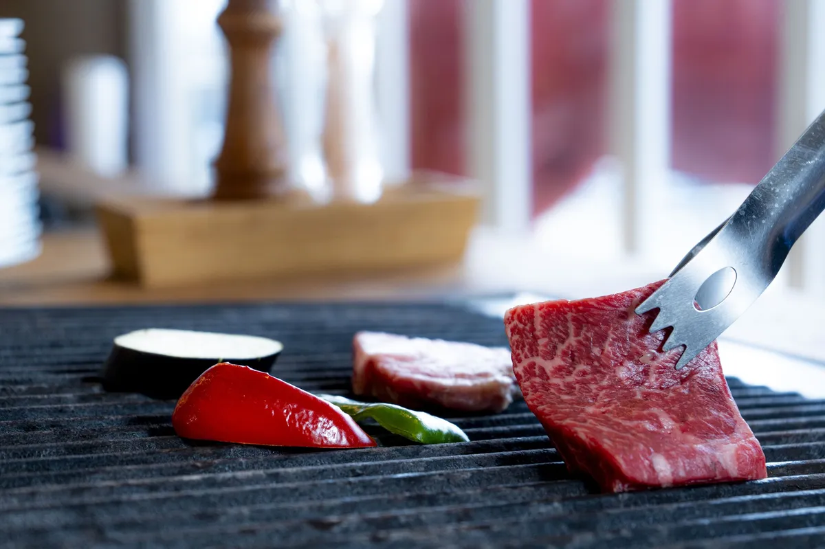 肉の日特別ビュッフェのステーキ料理が並ぶ様子