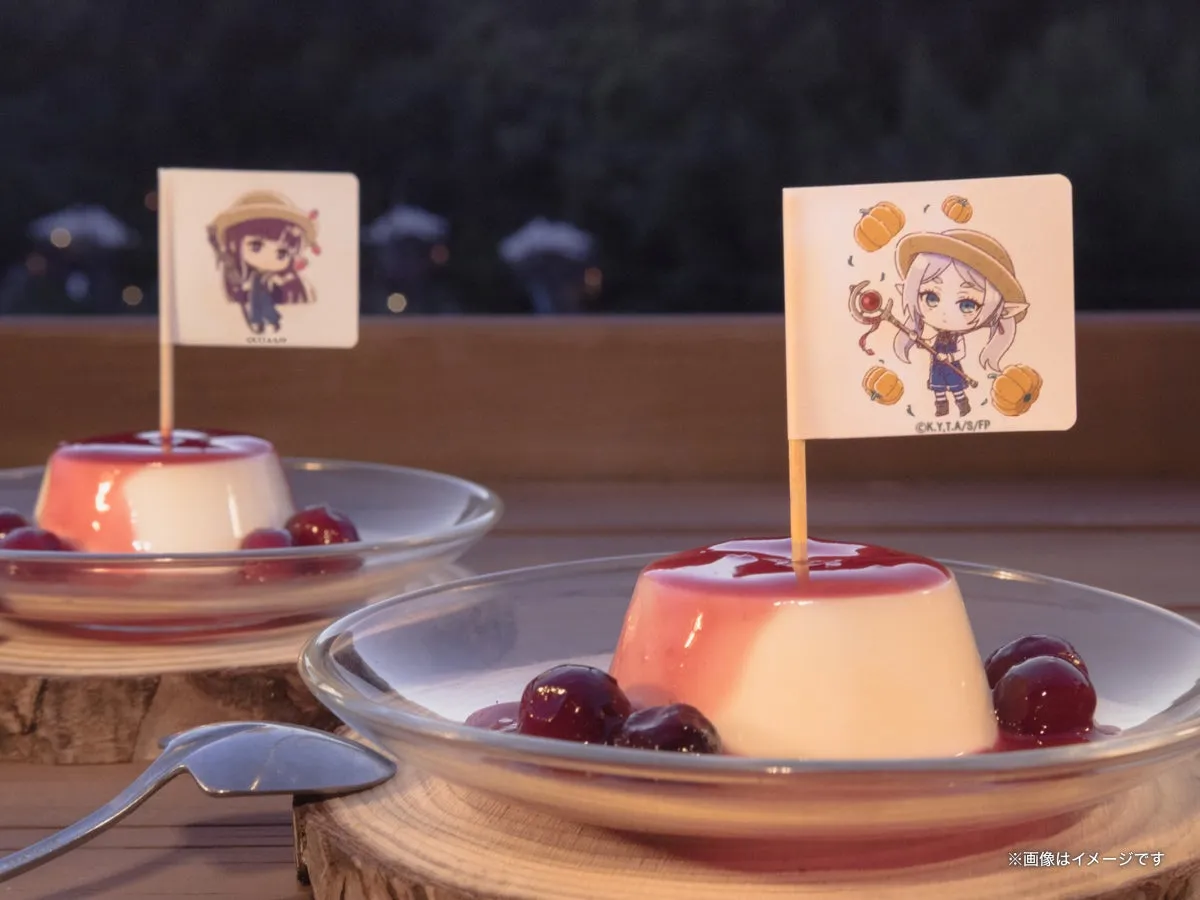 葬送のフリーレン×THE FARMコラボのメルクーアプリン再現スイーツ2皿。キャラクターのちびキャラフラッグ付きで、赤いソースとチェリーを添えたガラス皿に盛られた夜景背景の料理ショット
