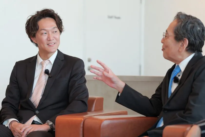 APAコーポレーション代表 岡田憲己とルー大柴氏