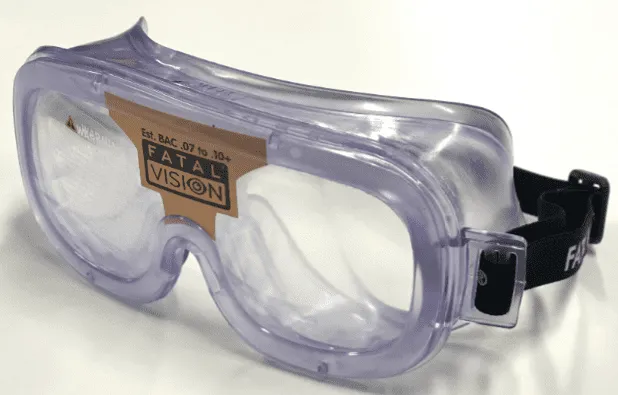 飲酒疑似体験ゴーグル「Fatal Vision」の実物写真。透明なゴーグル型本体にBAC .07〜10+の仕様ラベルが貼付されており、飲酒状態の視覚を体験する安全教育器具