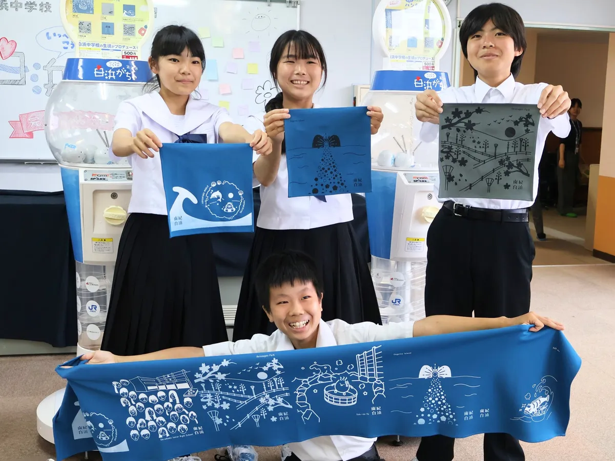 来場者が白浜がちゃを回す様子