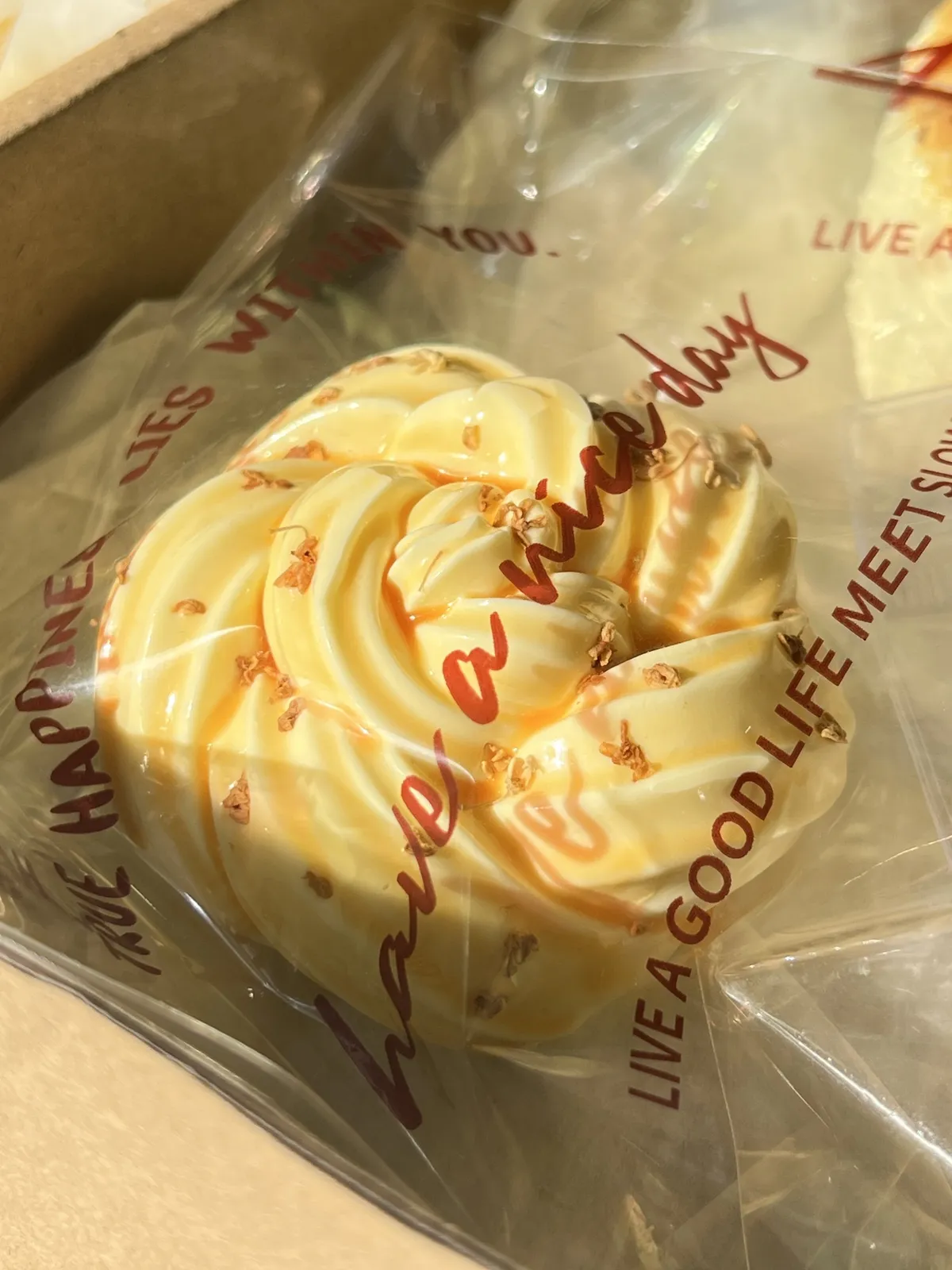 ぷにっこ 金木犀のひとくちロール — 金木犀をテーマにしたひとくちロールケーキ型スクイーズ