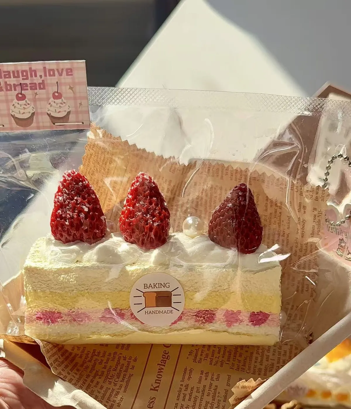 ぷにっこ いちごのカットケーキ — ホールケーキを切り分けた断面が表現されたスクイーズ