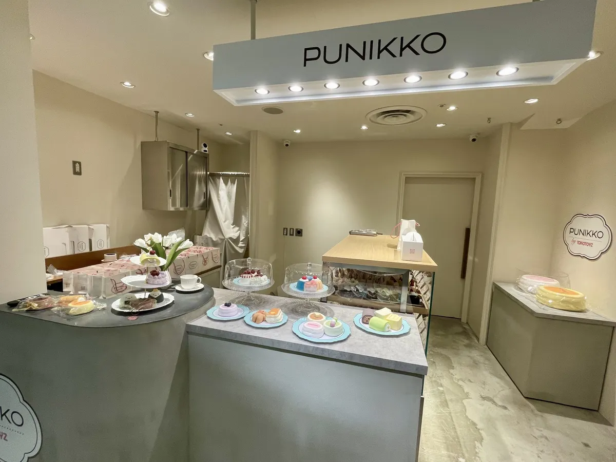 ケーキショップをコンセプトにしたスクイーズ専門店「PUNIKKO by TOKOTOYZ」の店内。ショーケースにスクイーズが並ぶ