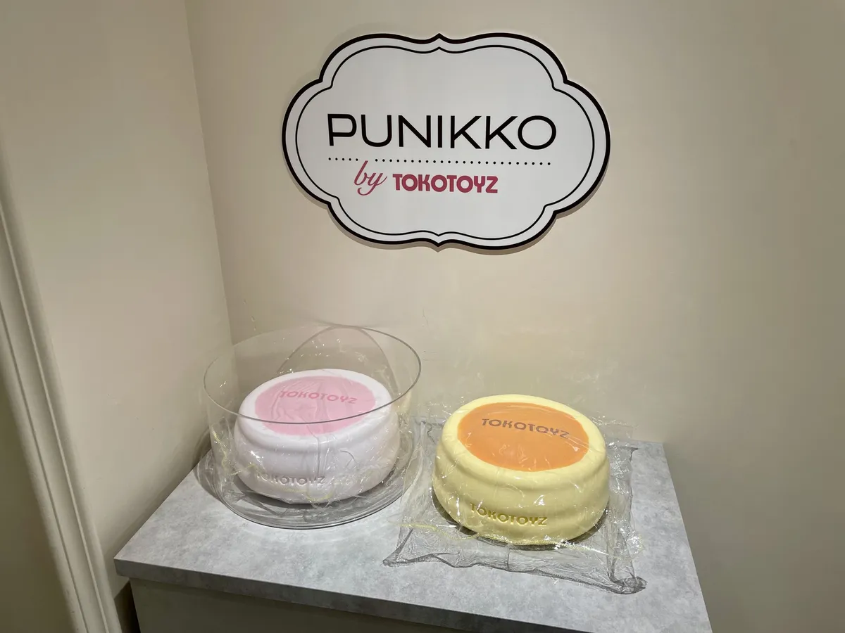 PUNIKKO by TOKOTOYZの購入者限定フォトスポット。重さ約10kgの巨大スフレスクイーズが設置されている