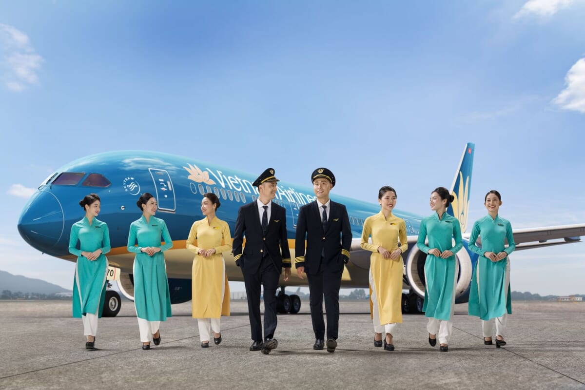 ベトナム航空 クルーと機体