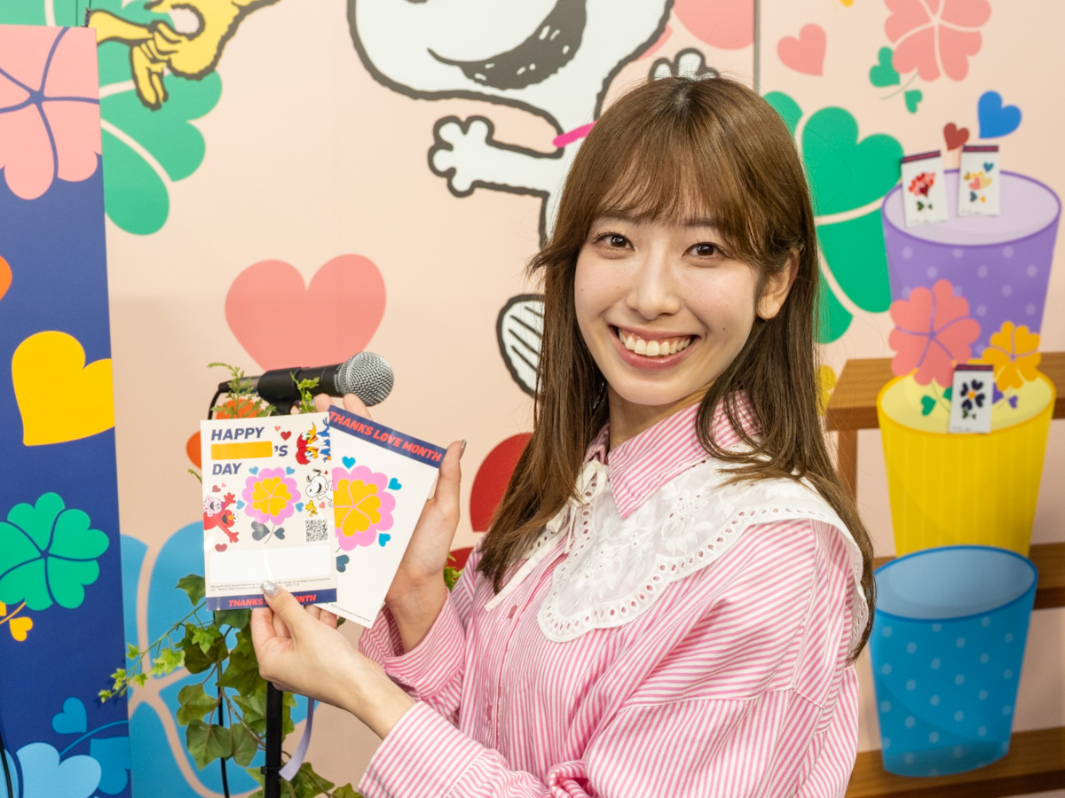 完成したフラワーカードと会場の巨大ボードへの掲出