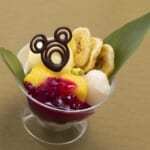 東京ディズニーシー／ヴォルケイニア・レストラン「杏仁豆腐＆フルーツサンデー、ピスタチオ添え」