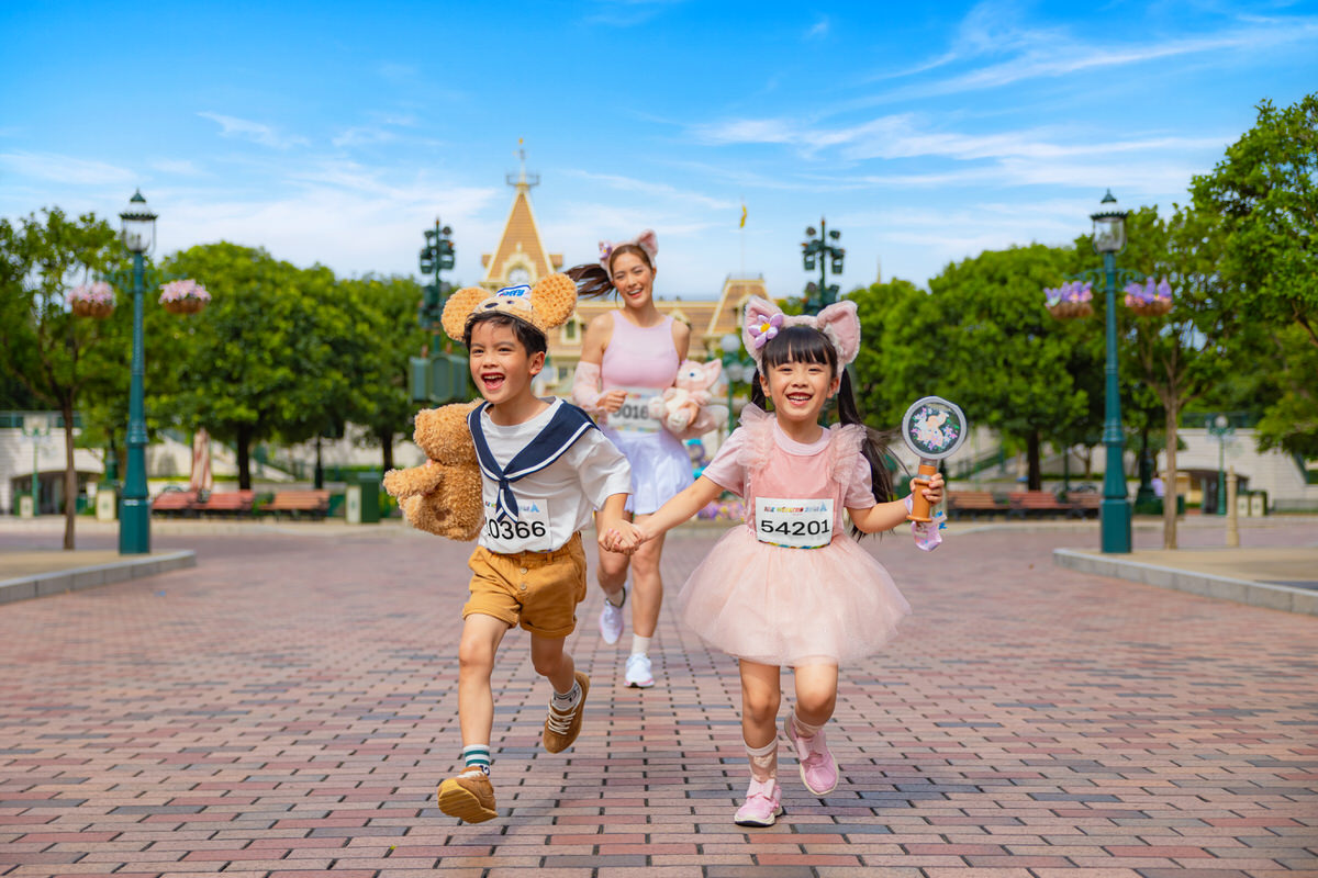 ダッフィー&フレンズ風カチューシャをつけた子どもたちとランナー