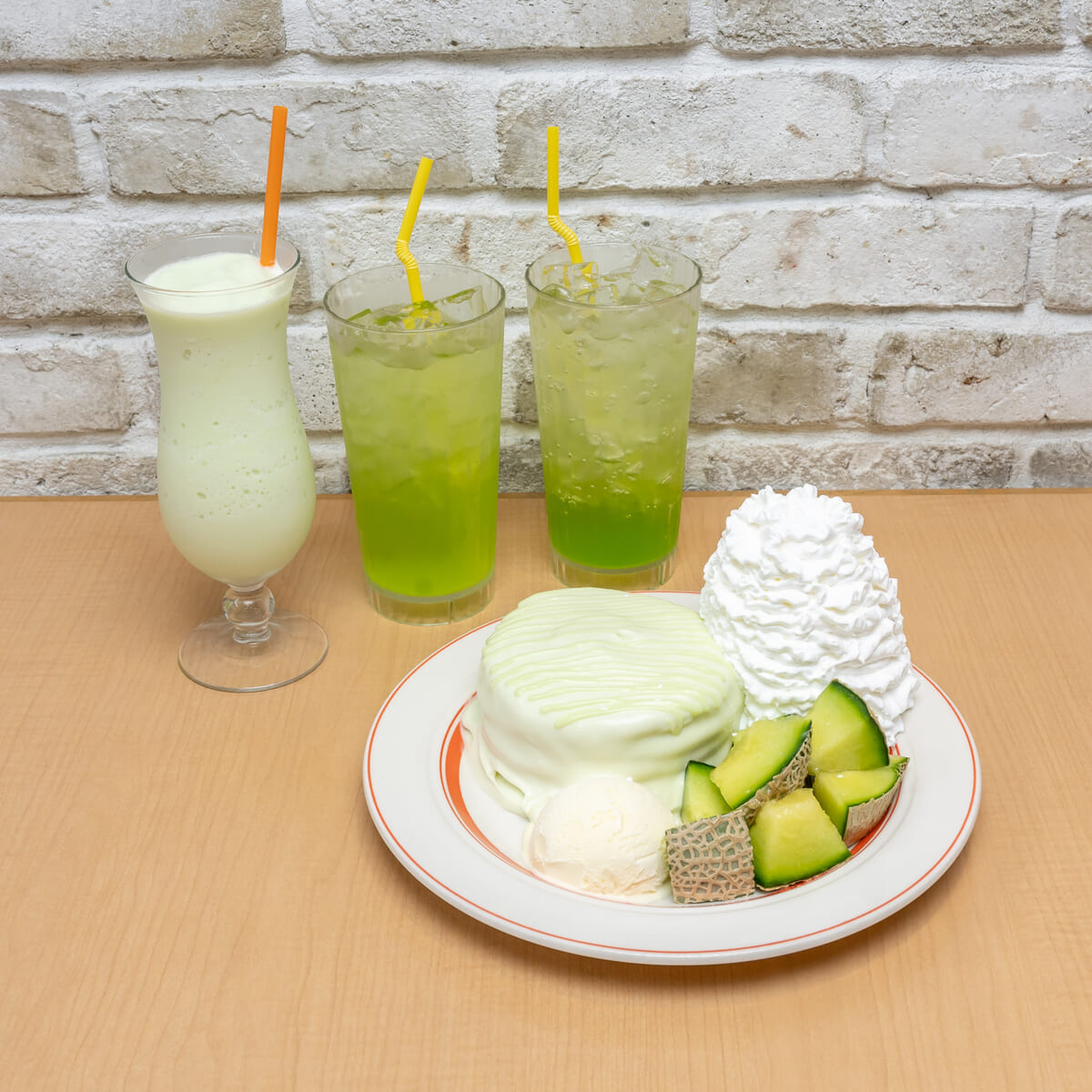 Eggs ’n Things「プレミアムメロンパンケーキ/タコミートとアボカドのエグスンベネディクト」
