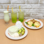 Eggs ’n Things「プレミアムメロンパンケーキ／タコミートとアボカドのエグスンベネディクト」