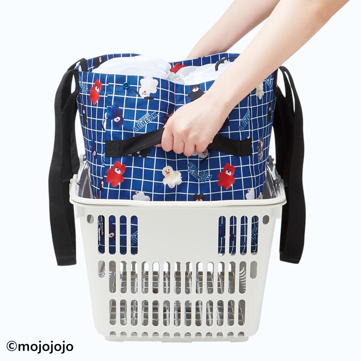 サイドベルト付きレジカゴ保冷バッグ　レジかごにセットしている様子