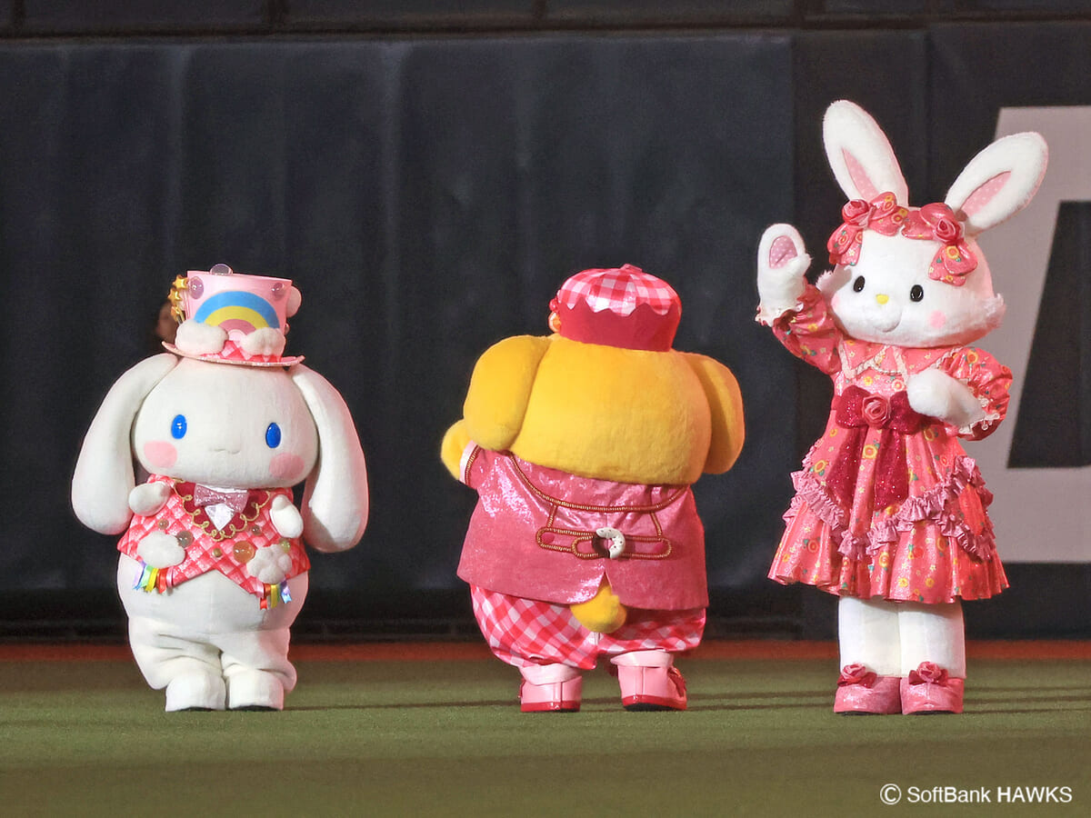 いよいよ試合へ！ハローキティたちがグラウンドに登場し、会場を華やかに