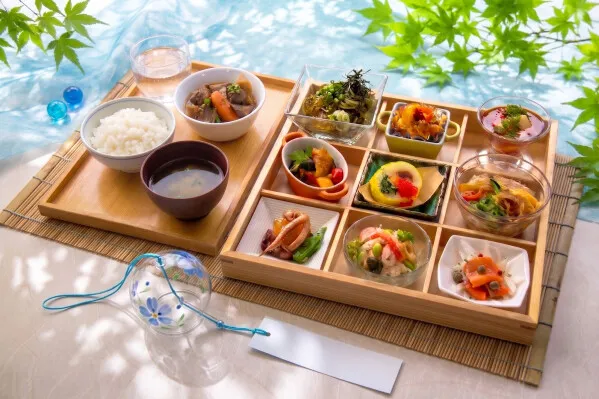 銀座朝食ラボの夏限定和朝食セット全体像。木製トレイに白米・味噌汁・副菜が並び、青もみじと風鈴が夏の涼感を演出した料理スタイリングショット