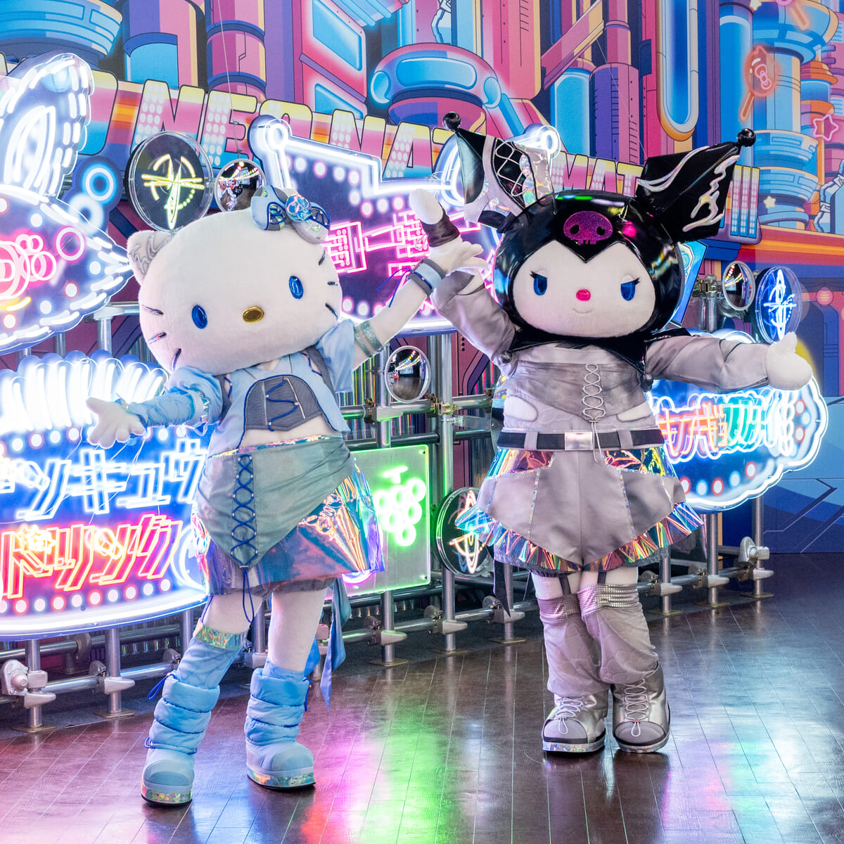Y3Kファッションのハローキティとクロミ
