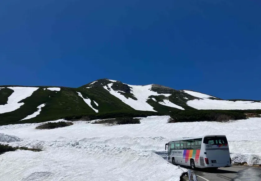 標高2,600mの残雪地帯へ