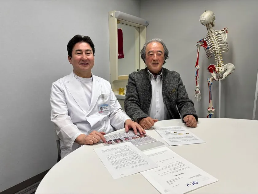 村上英樹主任教授と林幸泰理事長による共同研究開始の対面場面