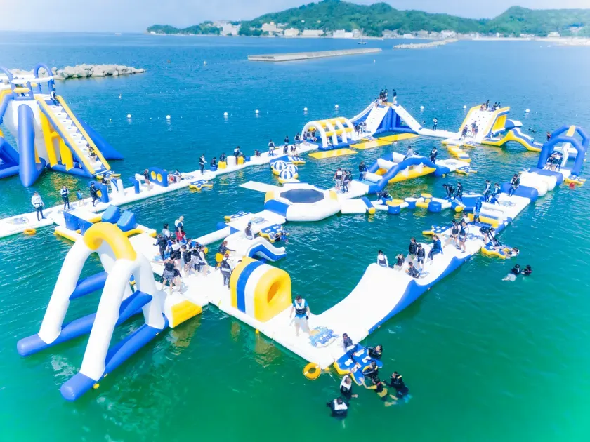 片男波海水浴場の砂浜と海の全景