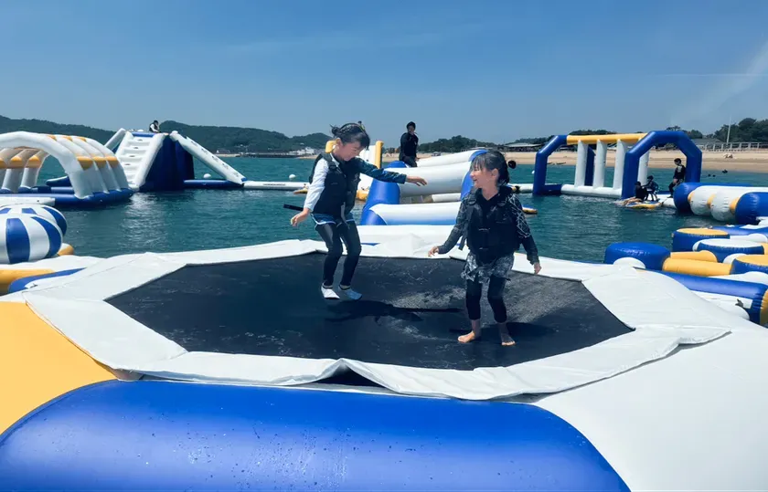 AQuaLooPの海上フロート遊具と大型スライダー