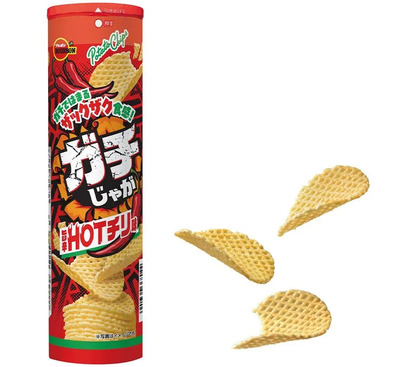 ガチじゃが旨辛HOTチリ味 赤い筒型パッケージと網目状チップス