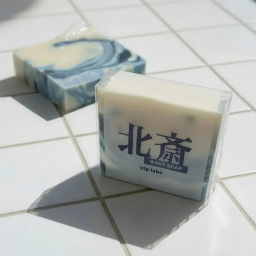 波模様が入った透明ケース入り北斎石鹸