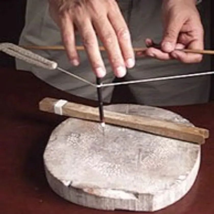 1mmのケシパール一粒づつ、糸穴を手作業であける