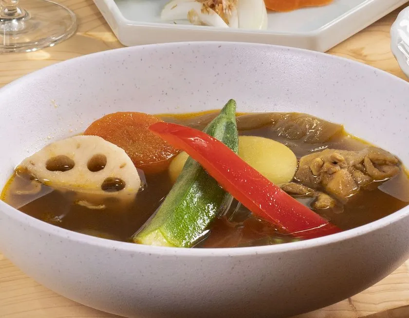 彩り野菜入りのスープ料理